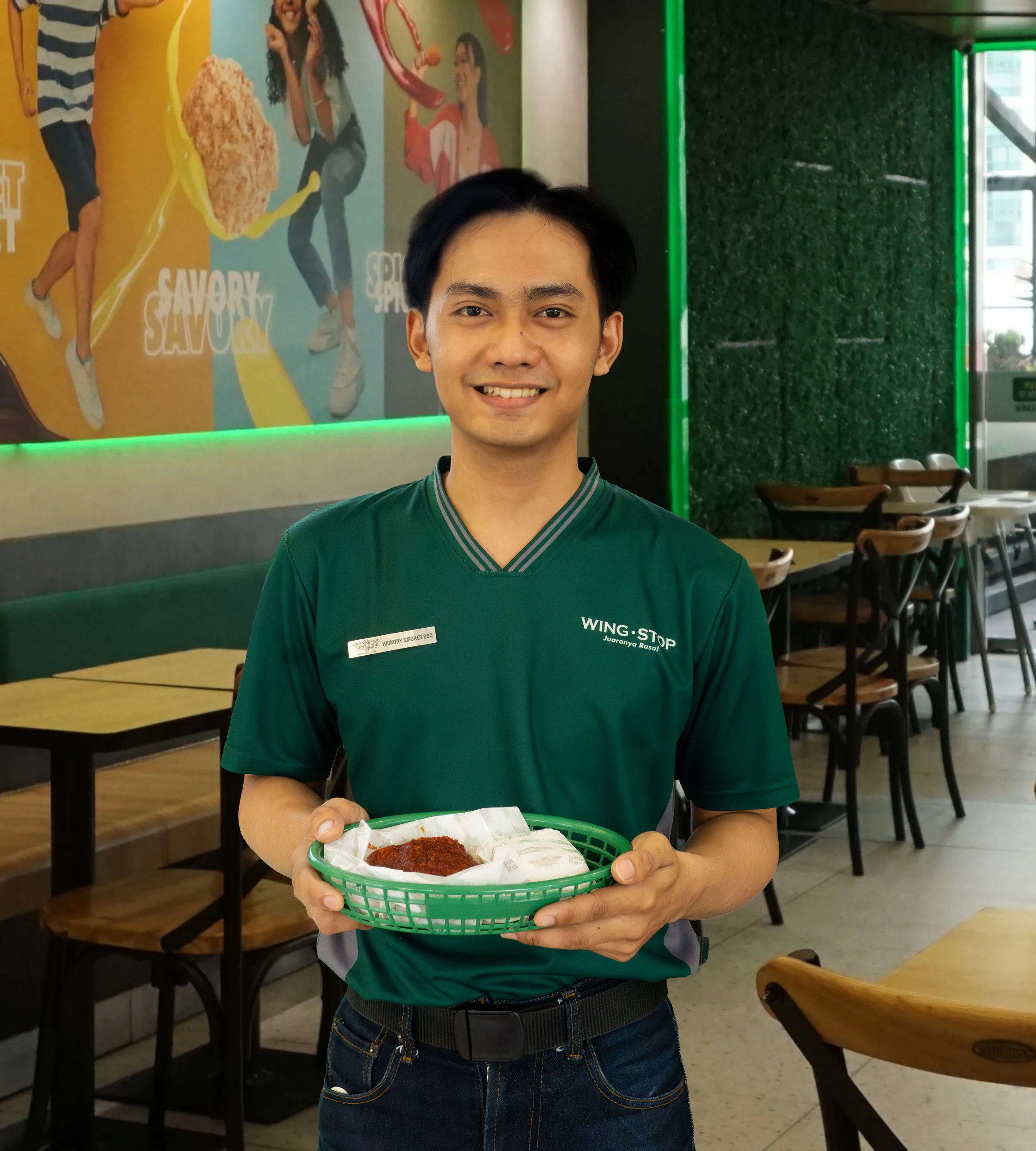 Kru Wingstop Indonesia menyiapkan pesanan ayam goreng di dapur restoran