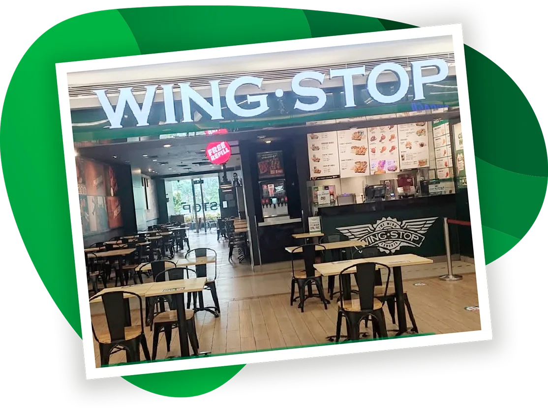 Suasana gerai Wingstop Indonesia dengan pelanggan yang sedang menikmati hidangan