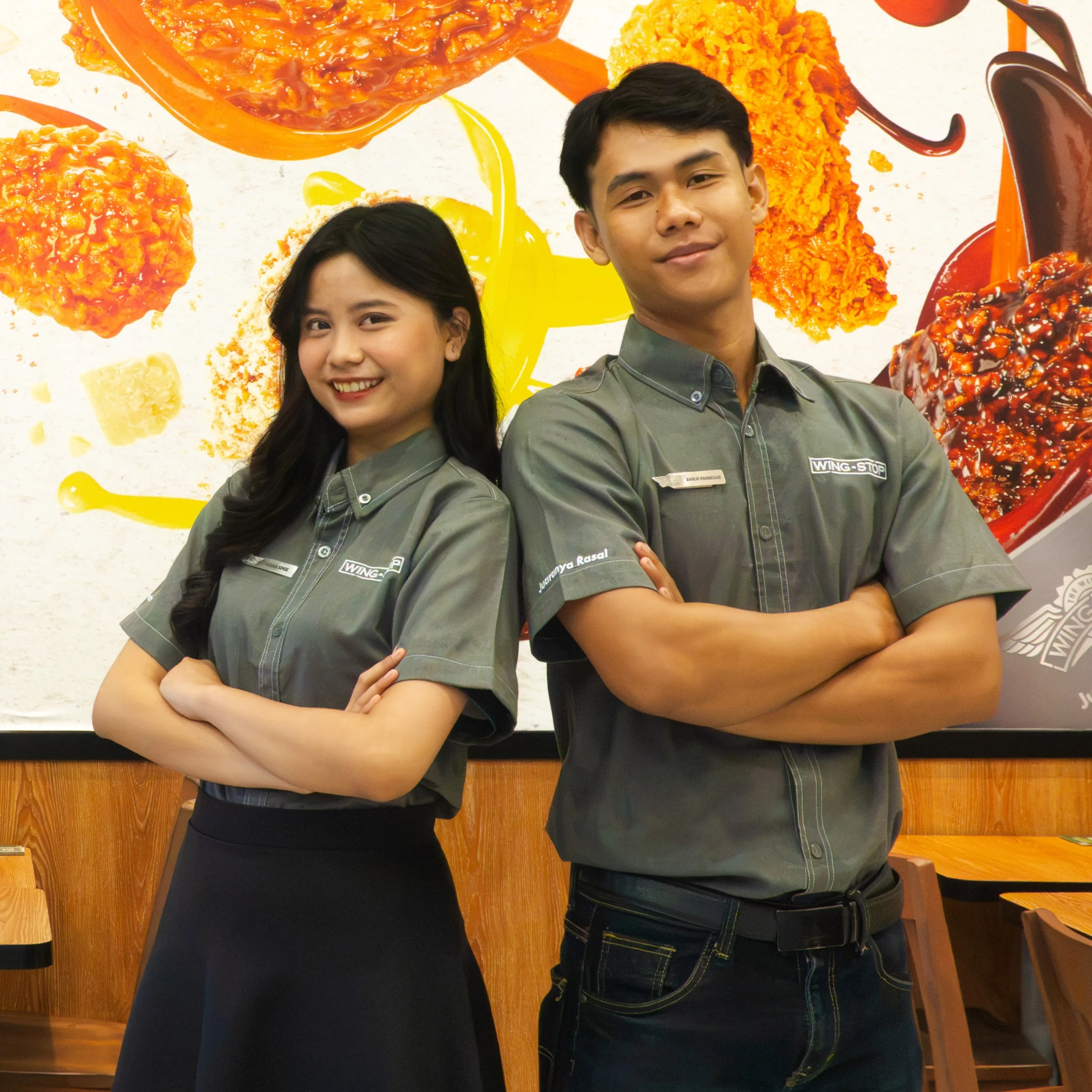 Tim Wingstop Indonesia berfoto bersama di dalam restoran
